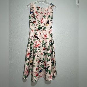 Beautiful Cream Satin Floral Bird Print Retro 50’s Sleeveless Dress Size S